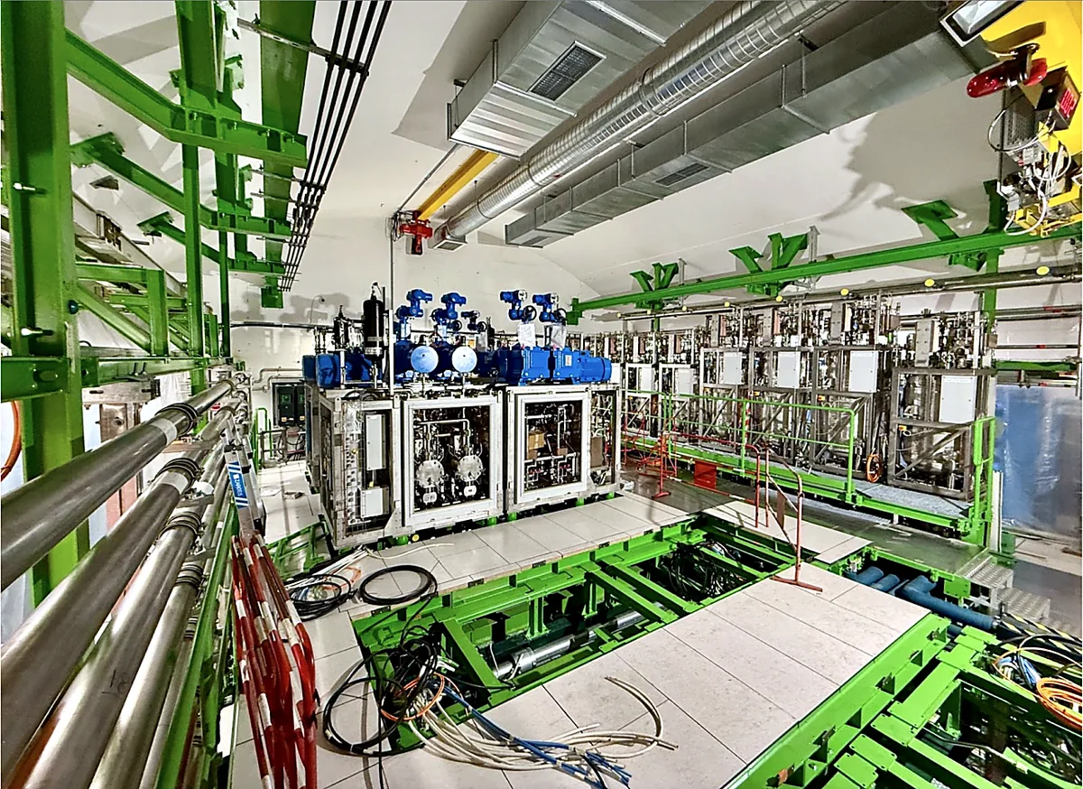 Industrial transcritical CO2 refrigeration plant and high-pressure pipework
